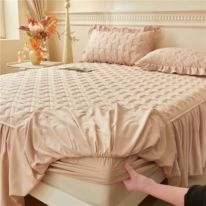 91家纺网 家纺一手货源 找家纺 十个点家纺 2025新款千鸟格磨毛绗缝夹棉纯色花边床裙三件套 经典浅驼