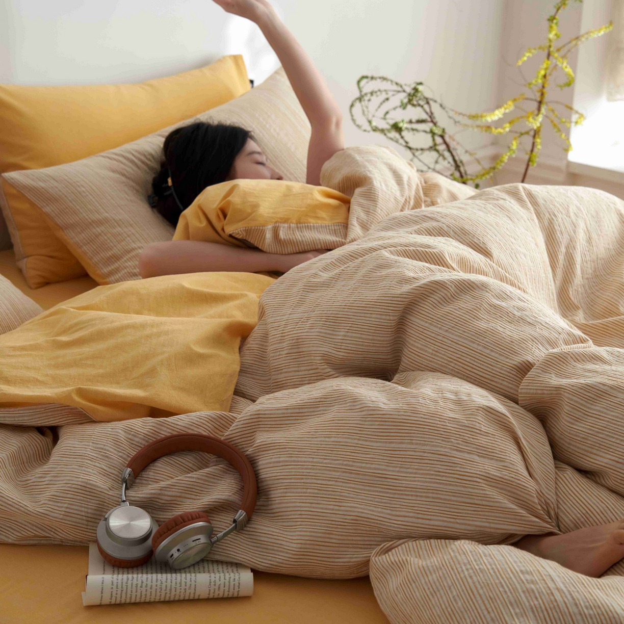 91家纺网 家纺一手货源 找家纺 安莱生活 2025新款60s色织大提花秘境条纹四件套系列 驼黄混条