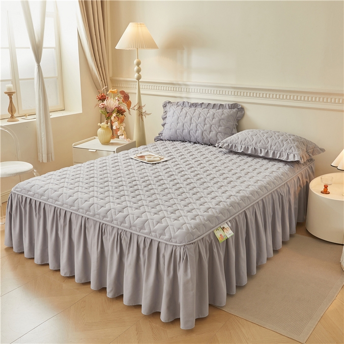 91家纺网 家纺一手货源 找家纺 十个点家纺 2025新款千鸟格磨毛绗缝夹棉纯色花边床裙三件套 经典浅灰