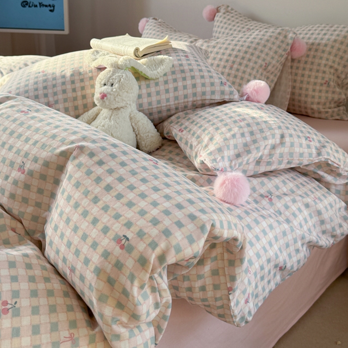 91家纺网 家纺一手货源 找家纺 金爱家 2025新款亲肤舒适纯棉双层纱四件套 双层纱-彩格子小樱桃