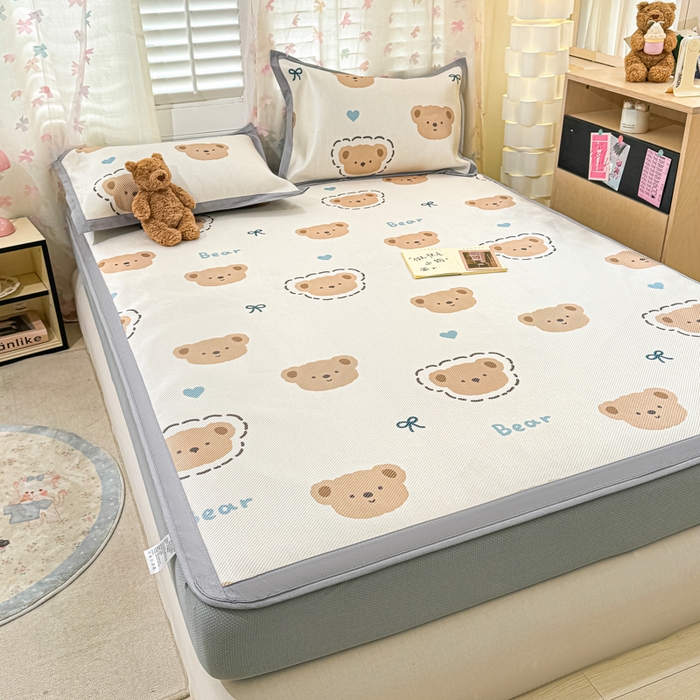 91家纺网 家纺一手货源 找家纺 2025新款小清新数码印花床笠款冰藤席 床笠咕噜小熊