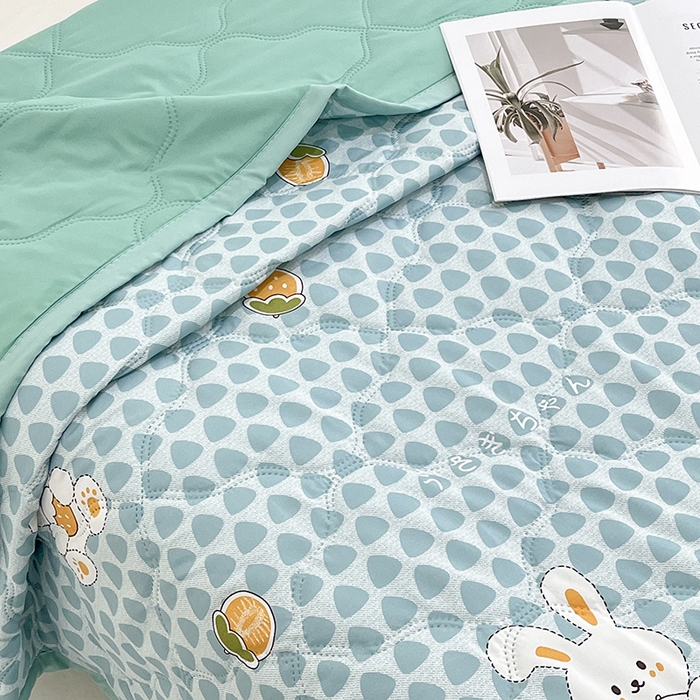 91家纺网 家纺一手货源 找家纺 诗雅纺织 2025新款超柔水洗棉夏凉被空调被 绿色小兔