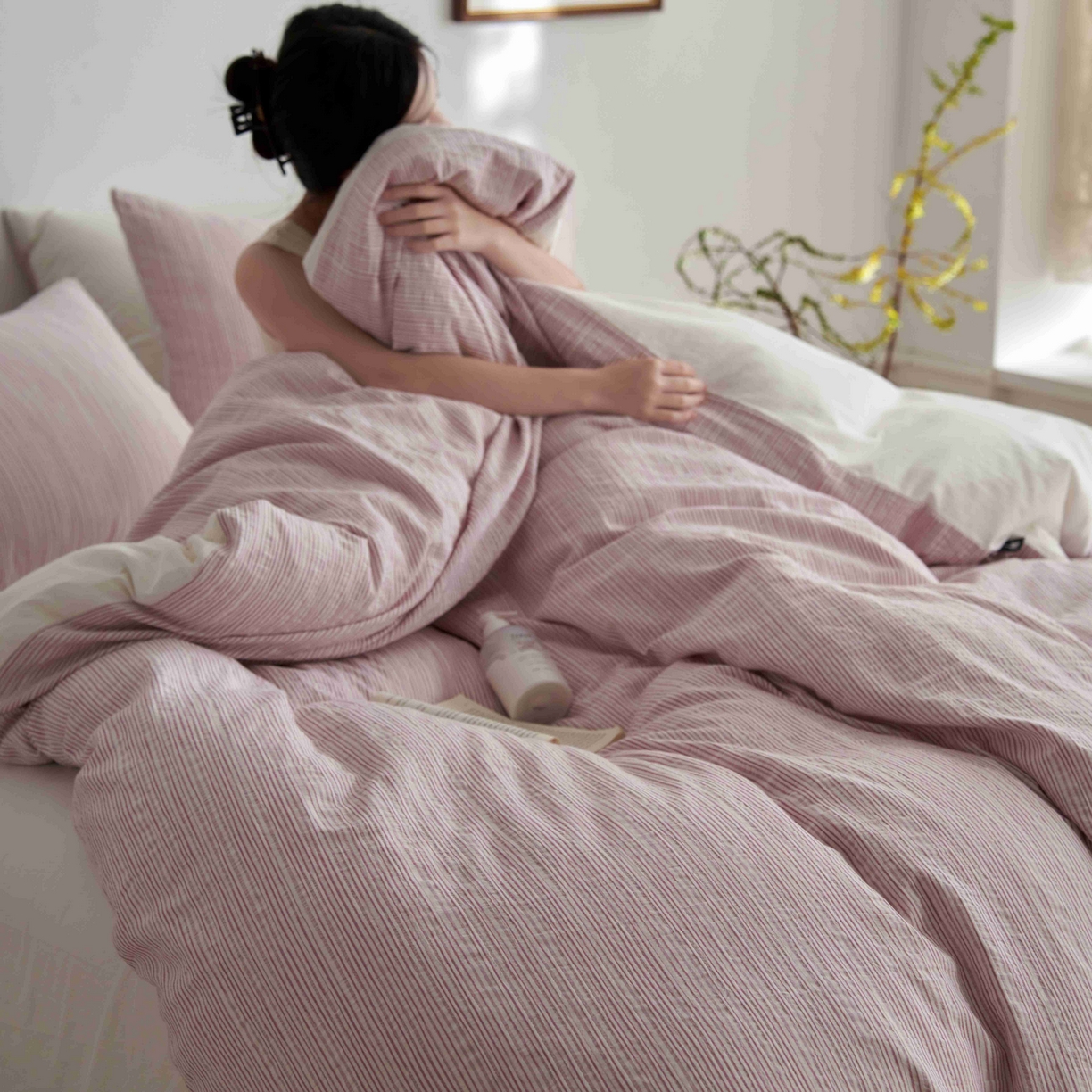 91家纺网 家纺一手货源 找家纺 安莱生活 2025新款60s色织大提花秘境条纹四件套系列 藕粉混条