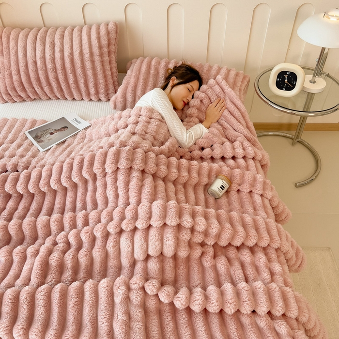 91家纺网 家纺一手货源 找家纺 一帆毯业 跨境外贸2025新款仿兔毛宽抽条牛奶绒盖毯 抽条粉