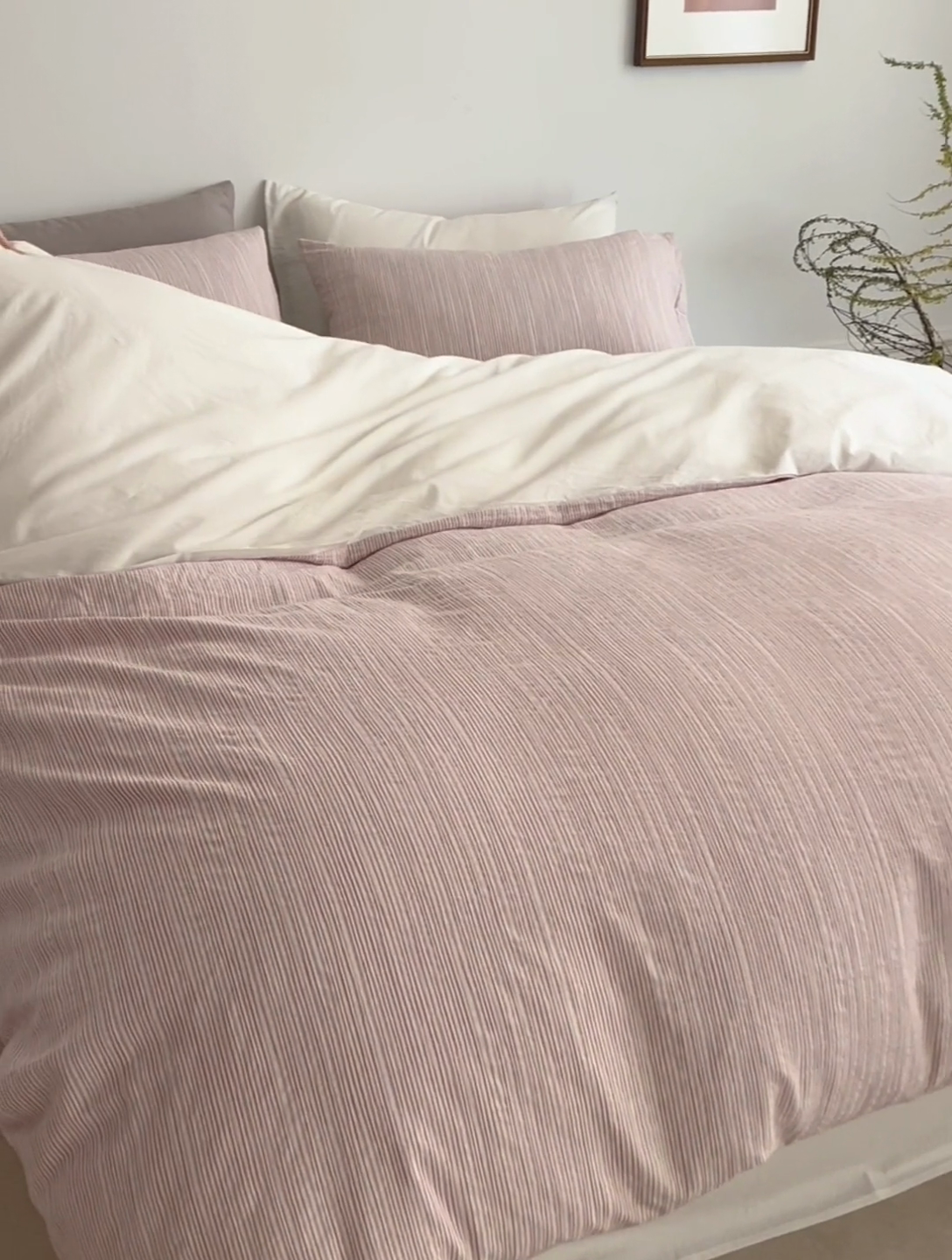 91家纺网 家纺一手货源 找家纺 安莱生活 2025新款60s色织大提花秘境条纹四件套系列 藕粉混条