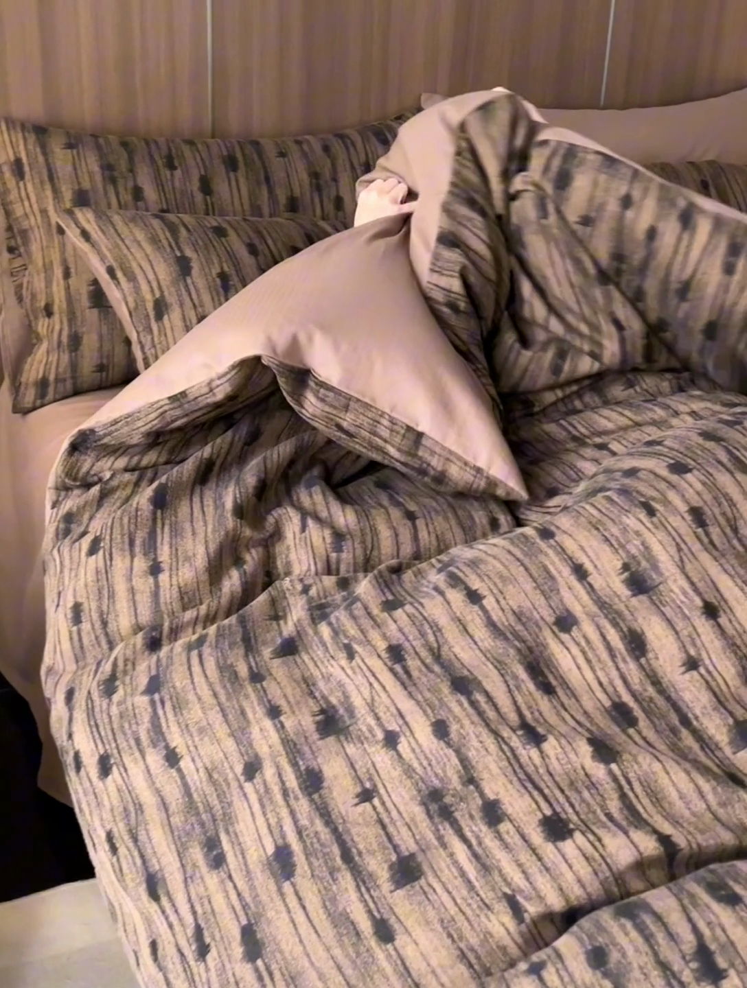 91家纺网 家纺一手货源 找家纺 安莱生活 2025年全棉色织人字纹提花三系列四件套 米兰迪-咖