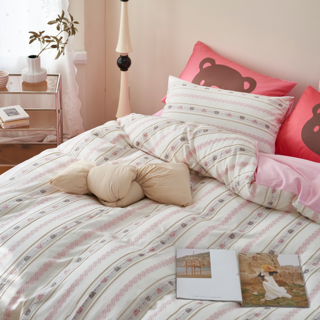 91家纺网 家纺一手货源 找家纺 金丝鸟家纺 2025新款专版全棉三层纱提花四件套波纹小熊系列 波纹小熊粉