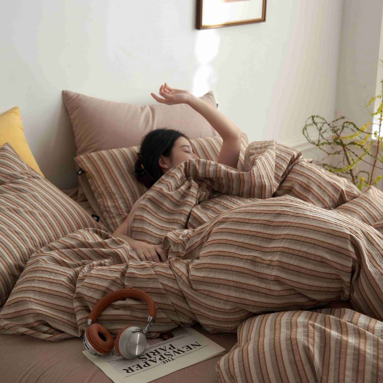 91家纺网 家纺一手货源 找家纺 安莱生活 2025新款60s色织大提花秘境条纹四件套系列 卡其宽条