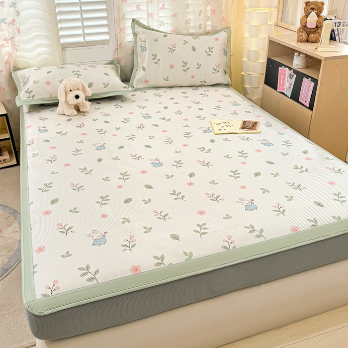 91家纺网 家纺一手货源 找家纺 2025新款小清新数码印花床笠款冰藤席 床笠春田蜜兔