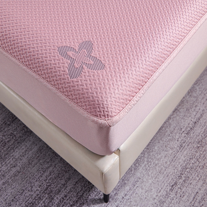 91家纺网 家纺一手货源 找家纺 青雅席业 2025年新款7A抗菌母婴级纯乙纶PE刺绣凉感丝豆豆席床笠款 四叶花-粉