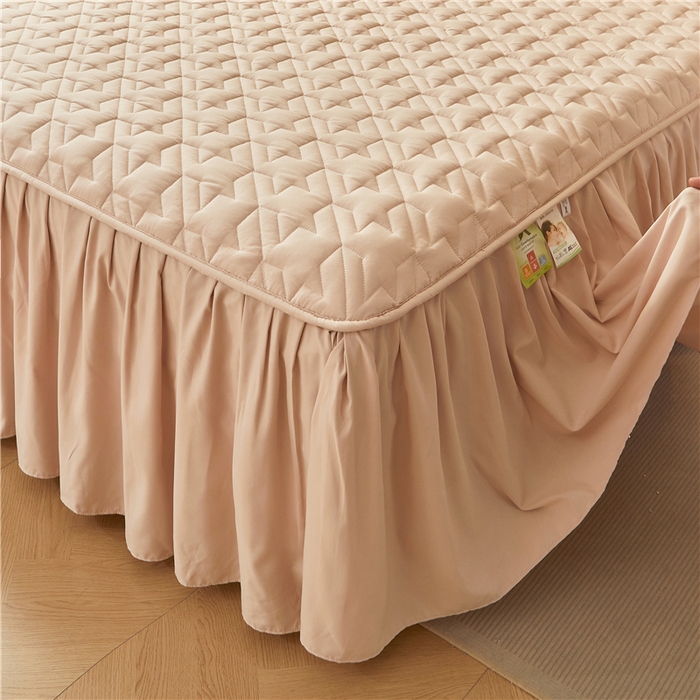 91家纺网 家纺一手货源 找家纺 十个点家纺 2025新款千鸟格磨毛绗缝夹棉纯色花边床裙三件套 经典浅驼