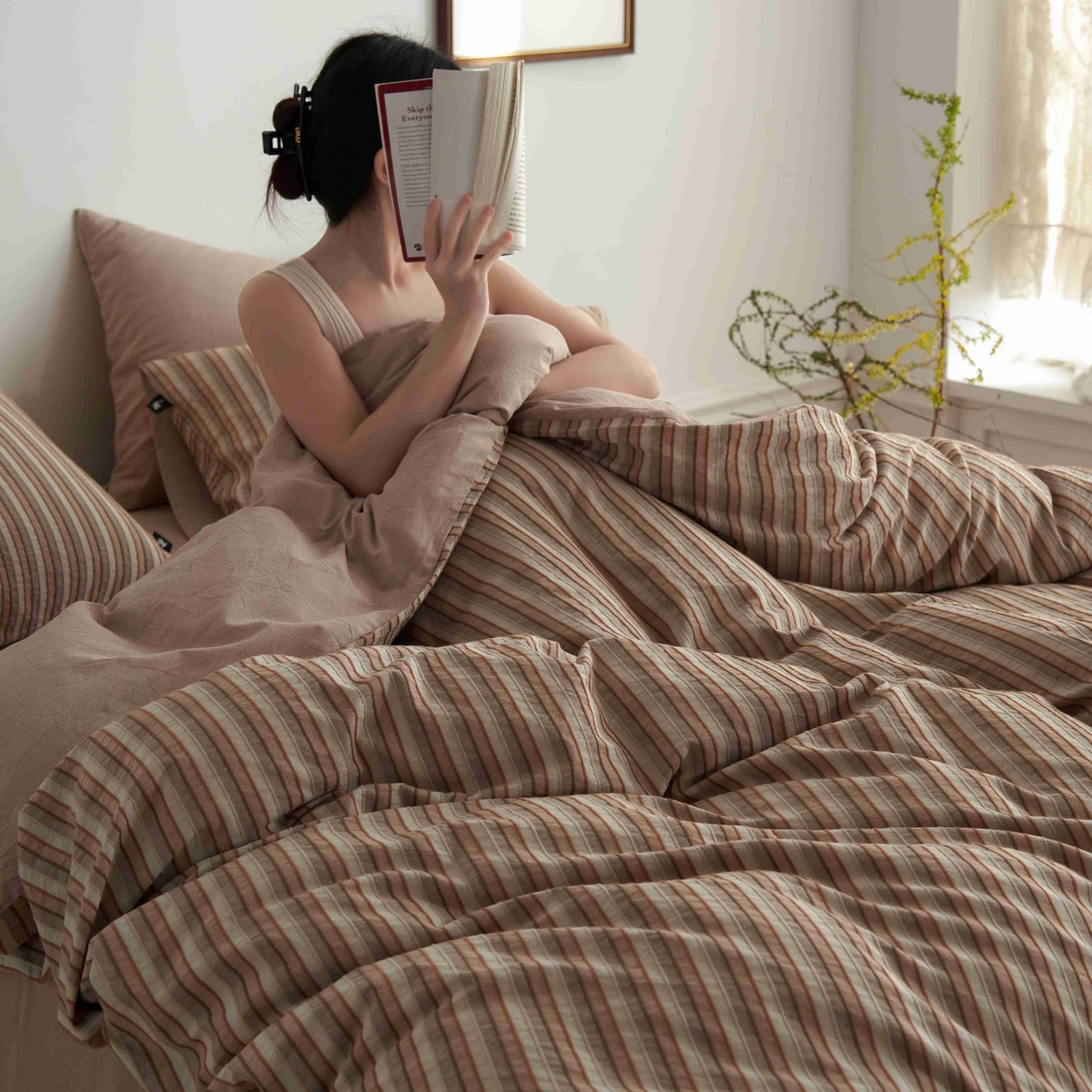 91家纺网 家纺一手货源 找家纺 安莱生活 2025新款60s色织大提花秘境条纹四件套系列 卡其宽条