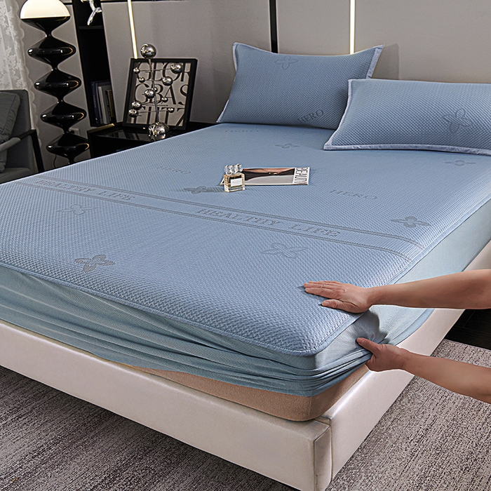 91家纺网 家纺一手货源 找家纺 青雅席业 2025年新款7A抗菌母婴级纯乙纶PE刺绣凉感丝豆豆席床笠款 四叶花-蓝