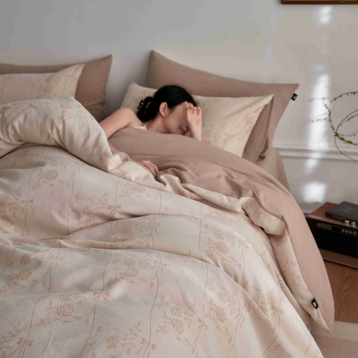 91家纺网 家纺一手货源 找家纺 安莱生活 2025新款60s双层纱色织大提花枝上玫瑰四件套系列 枝上玫瑰-卡其