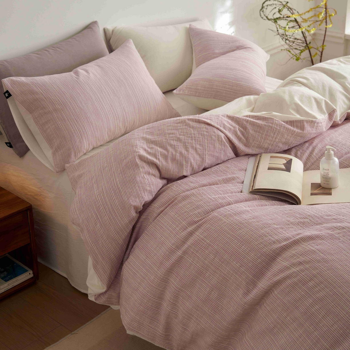 91家纺网 家纺一手货源 找家纺 安莱生活 2025新款60s色织大提花秘境条纹四件套系列 藕粉混条