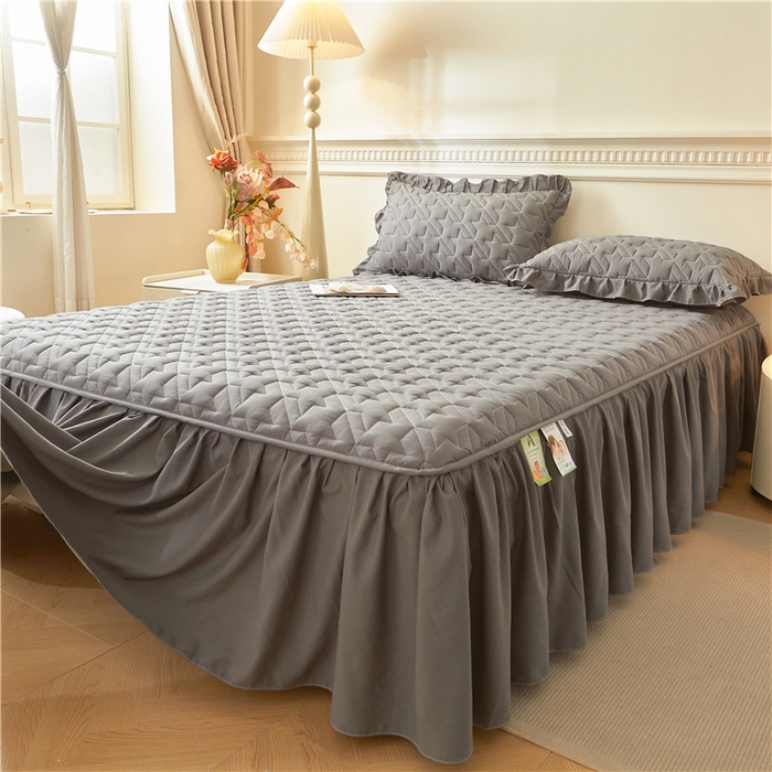 91家纺网 家纺一手货源 找家纺 十个点家纺 2025新款千鸟格磨毛绗缝夹棉纯色花边床裙三件套 经典深灰