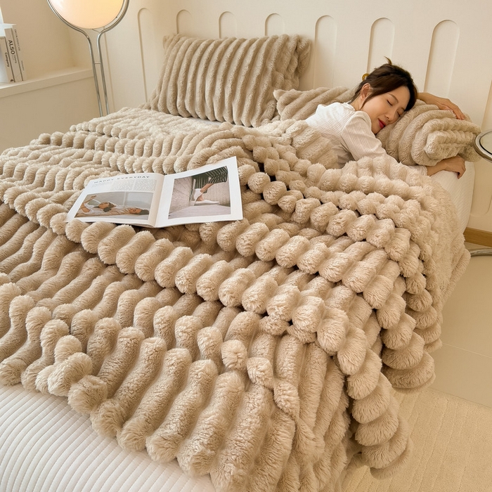 91家纺网 家纺一手货源 找家纺 一帆毯业 跨境外贸2025新款仿兔毛宽抽条牛奶绒盖毯 抽条卡其