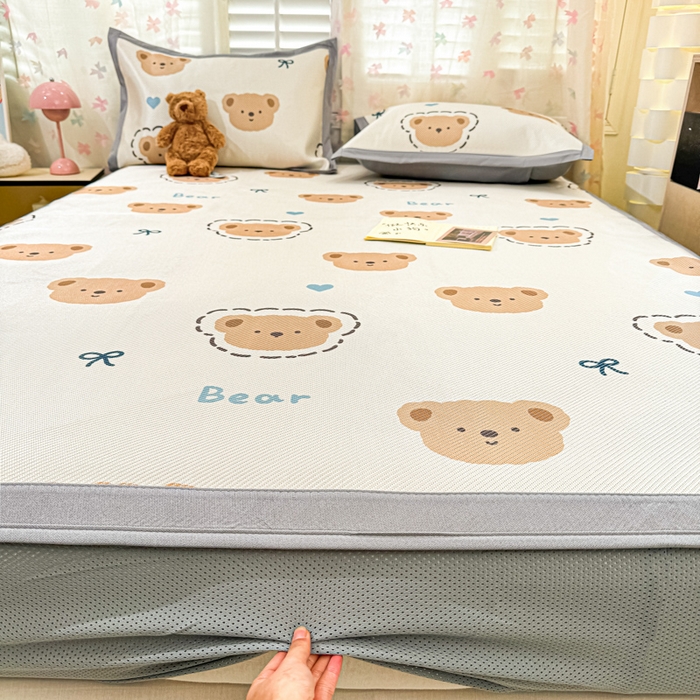 91家纺网 家纺一手货源 找家纺 2025新款小清新数码印花床笠款冰藤席 床笠咕噜小熊