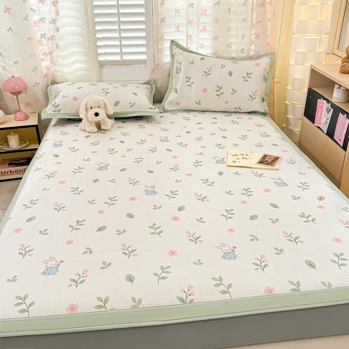 91家纺网 家纺一手货源 找家纺 2025新款小清新数码印花床笠款冰藤席 床笠春田蜜兔