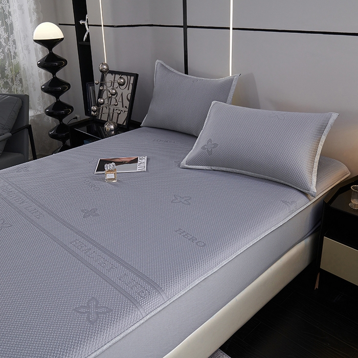 91家纺网 家纺一手货源 找家纺 青雅席业 2025年新款7A抗菌母婴级纯乙纶PE刺绣凉感丝豆豆席床笠款 四叶花-灰