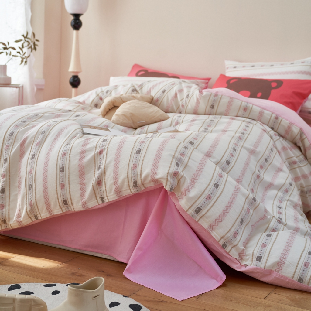 91家纺网 家纺一手货源 找家纺 金丝鸟家纺 2025新款专版全棉三层纱提花四件套波纹小熊系列 波纹小熊粉