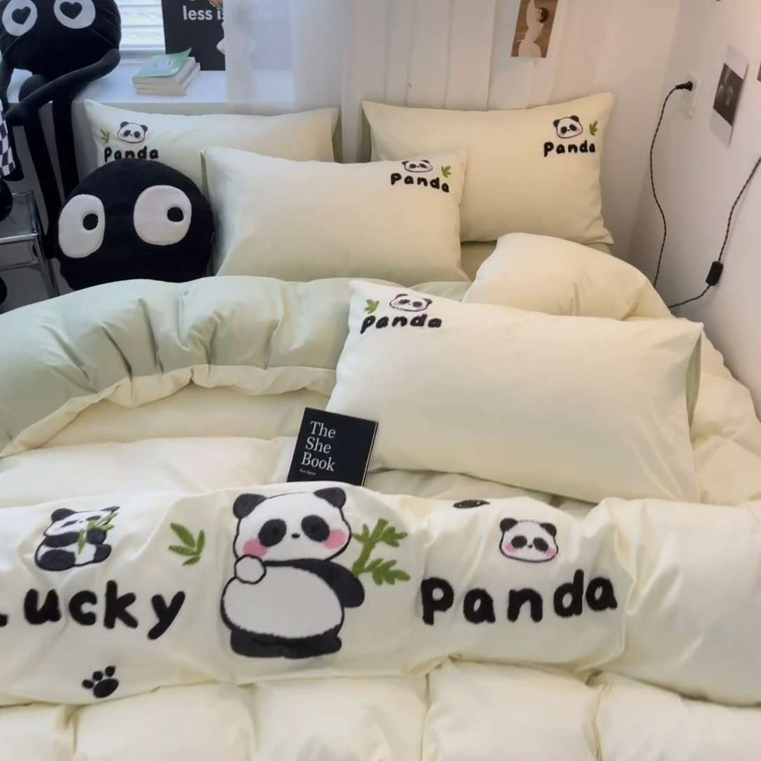 91家纺网 家纺一手货源 找家纺 沐慕 2025新款简约亲肤毛巾绣四件套 幸运熊猫-米色