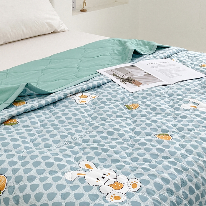 91家纺网 家纺一手货源 找家纺 诗雅纺织 2025新款超柔水洗棉夏凉被空调被 绿色小兔