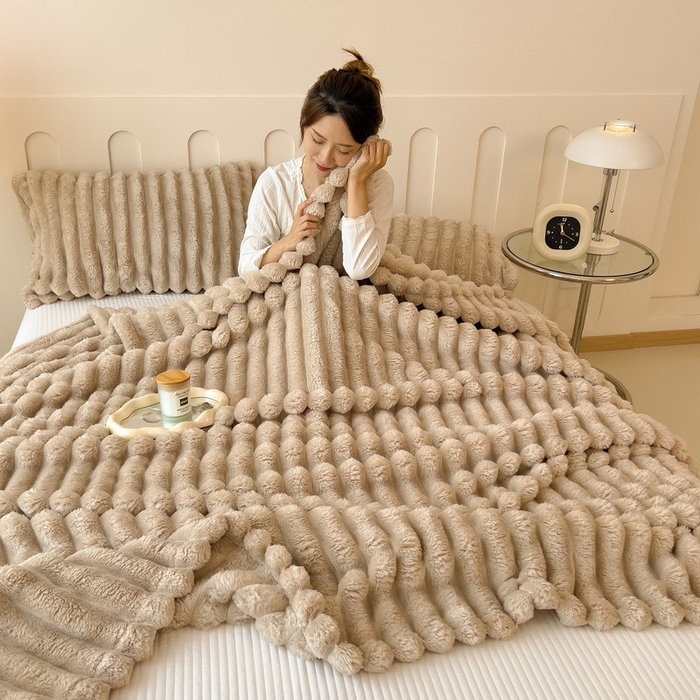 91家纺网 家纺一手货源 找家纺 一帆毯业 跨境外贸2025新款仿兔毛宽抽条牛奶绒盖毯 抽条卡其