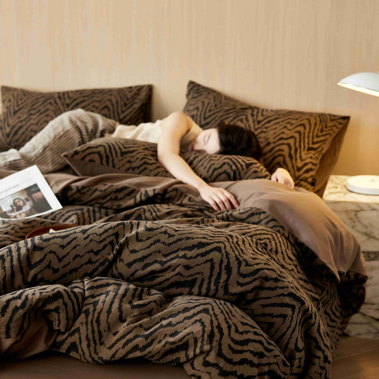 91家纺网 家纺一手货源 找家纺 安莱生活 2025年全棉色织人字纹提花三系列四件套 尤里-咖