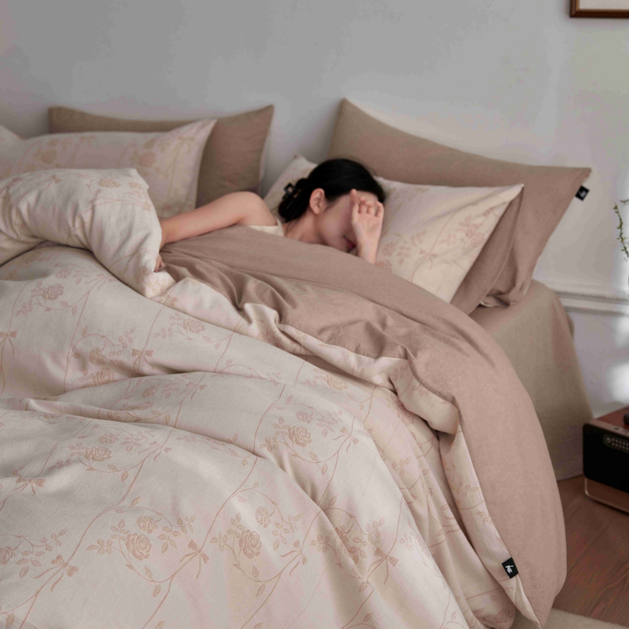 91家纺网 家纺一手货源 找家纺 安莱生活 2025新款60s双层纱色织大提花枝上玫瑰四件套系列 枝上玫瑰-卡其