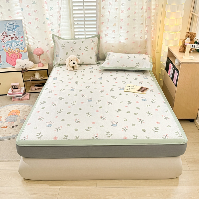 91家纺网 家纺一手货源 找家纺 2025新款小清新数码印花床笠款冰藤席 床笠春田蜜兔