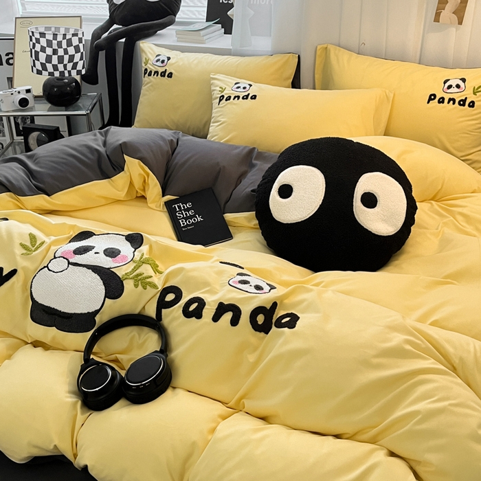 91家纺网 家纺一手货源 找家纺 沐慕 2025新款简约亲肤毛巾绣四件套 幸运熊猫-黄色