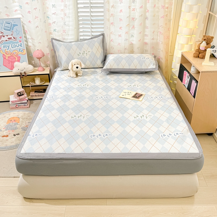 91家纺网 家纺一手货源 找家纺 2025新款小清新数码印花床笠款冰藤席 床笠方阔天气