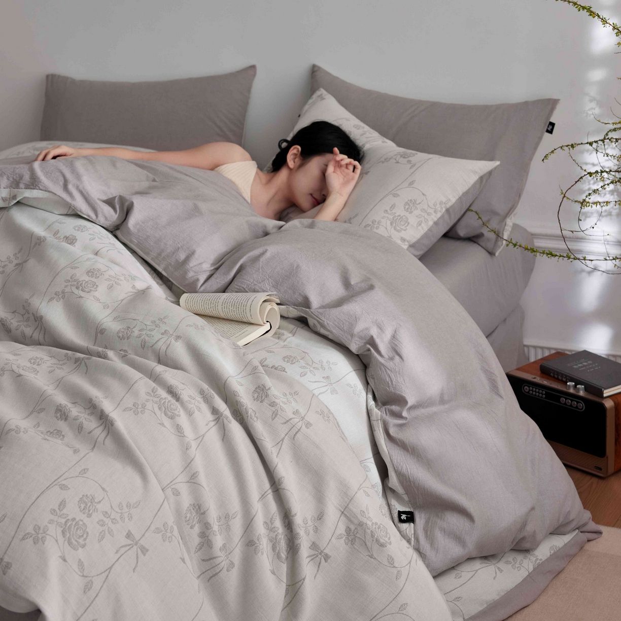 91家纺网 家纺一手货源 找家纺 安莱生活 2025新款60s双层纱色织大提花枝上玫瑰四件套系列 枝上玫瑰-银灰