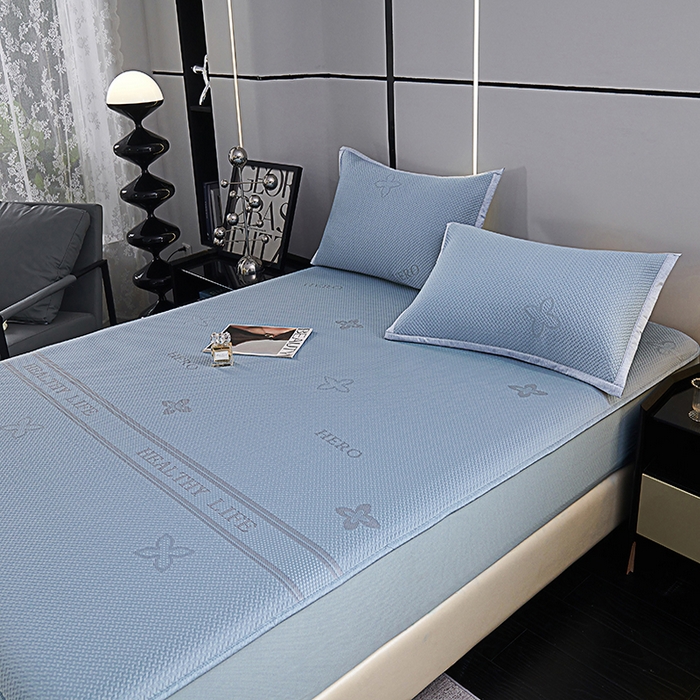 91家纺网 家纺一手货源 找家纺 青雅席业 2025年新款7A抗菌母婴级纯乙纶PE刺绣凉感丝豆豆席床笠款 四叶花-蓝