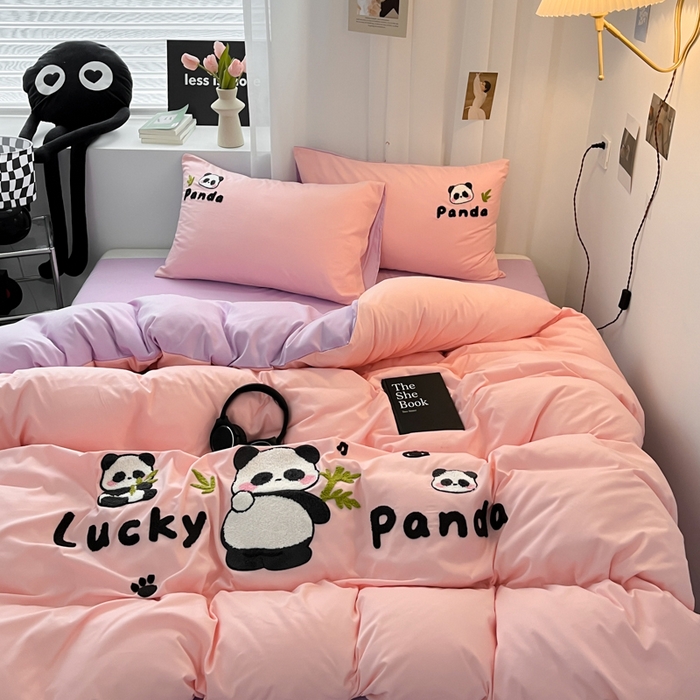 91家纺网 家纺一手货源 找家纺 沐慕 2025新款简约亲肤毛巾绣四件套 幸运熊猫-粉紫