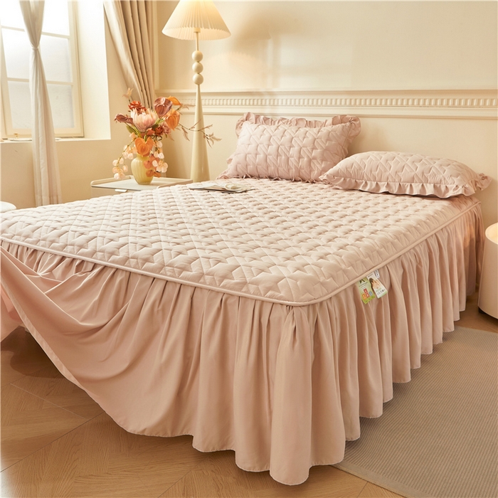 91家纺网 家纺一手货源 找家纺 十个点家纺 2025新款千鸟格磨毛绗缝夹棉纯色花边床裙三件套 经典浅驼