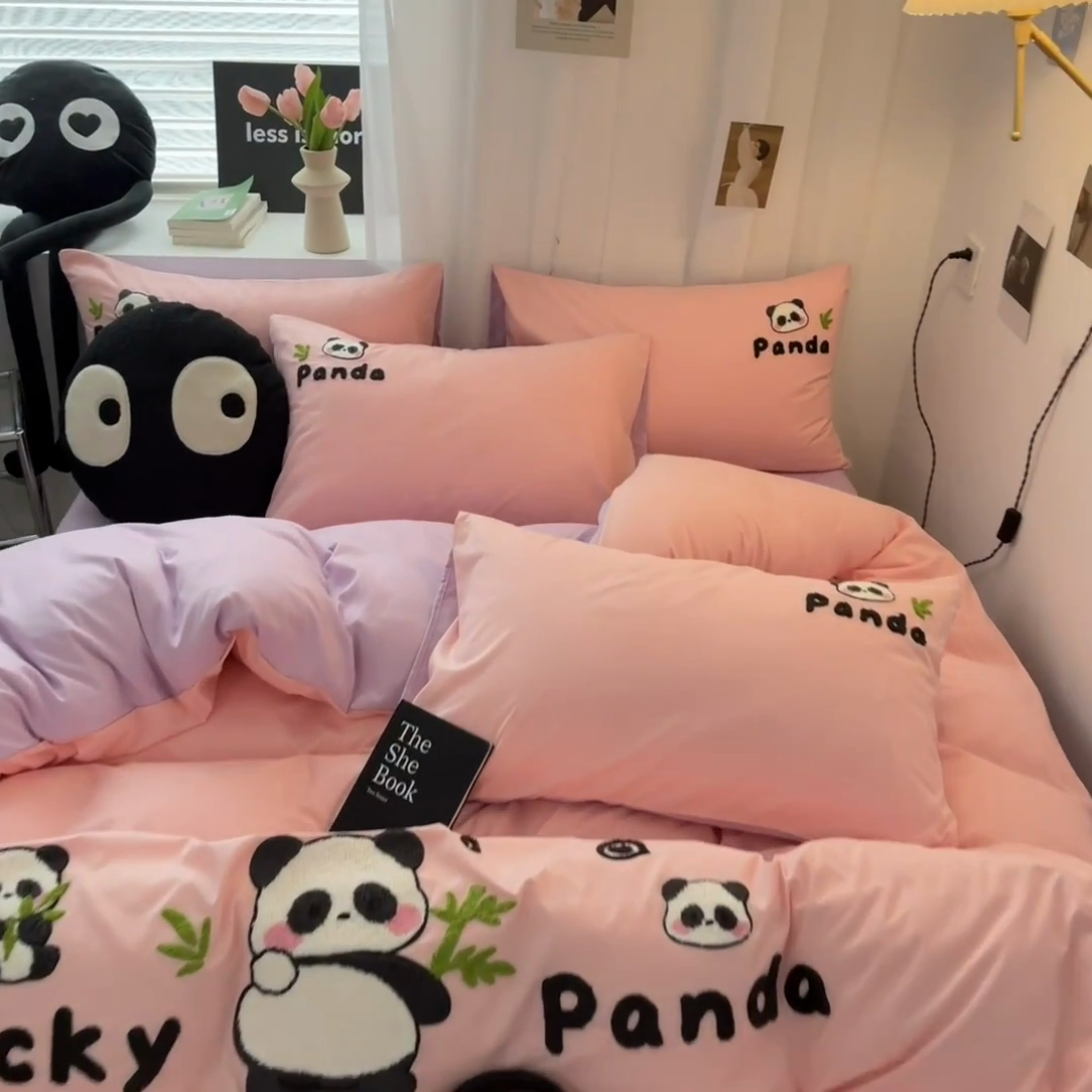 91家纺网 家纺一手货源 找家纺 沐慕 2025新款简约亲肤毛巾绣四件套 幸运熊猫-粉紫