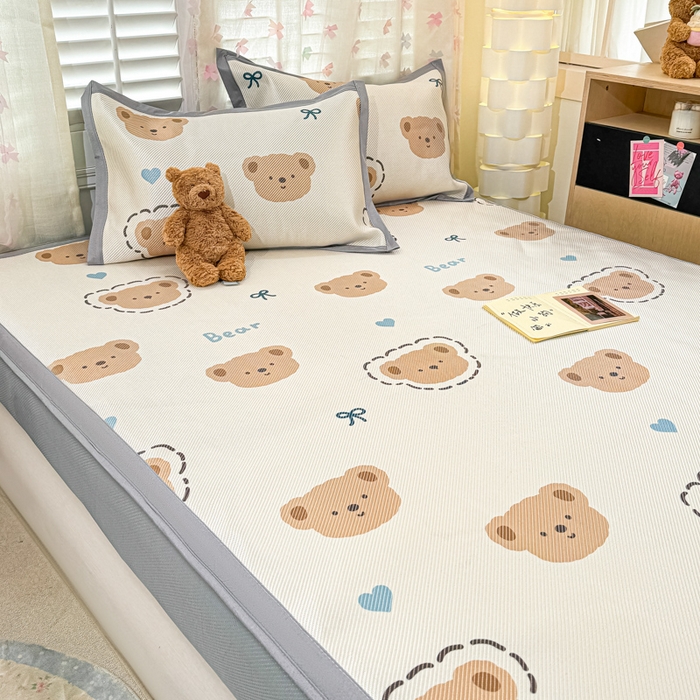 91家纺网 家纺一手货源 找家纺 2025新款小清新数码印花床笠款冰藤席 床笠咕噜小熊