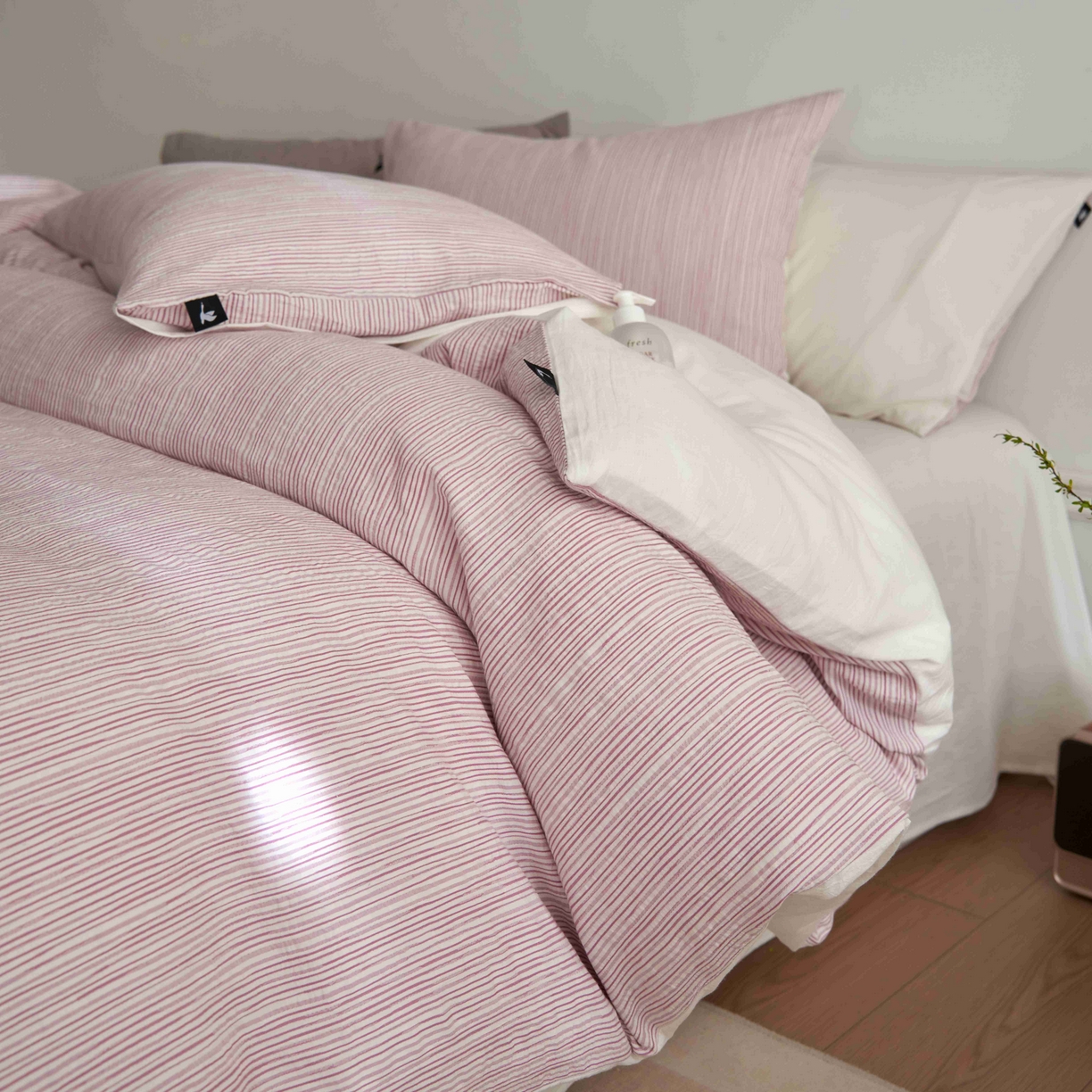 91家纺网 家纺一手货源 找家纺 安莱生活 2025新款60s色织大提花秘境条纹四件套系列 藕粉混条