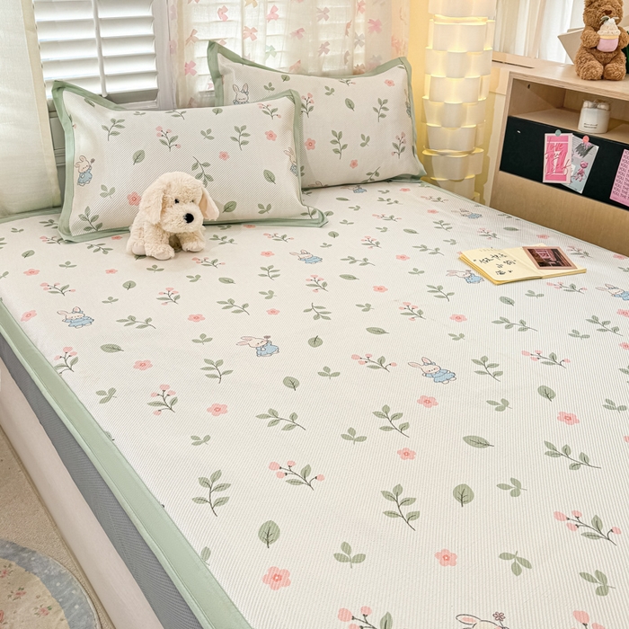 91家纺网 家纺一手货源 找家纺 2025新款小清新数码印花床笠款冰藤席 床笠春田蜜兔