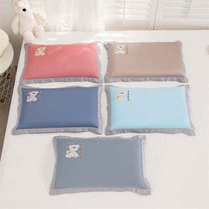 91家纺网 家纺一手货源 找家纺 （总）仁宇枕业 2025新款新品全棉绣花熊baby婴儿熊系列全荞麦枕头枕芯