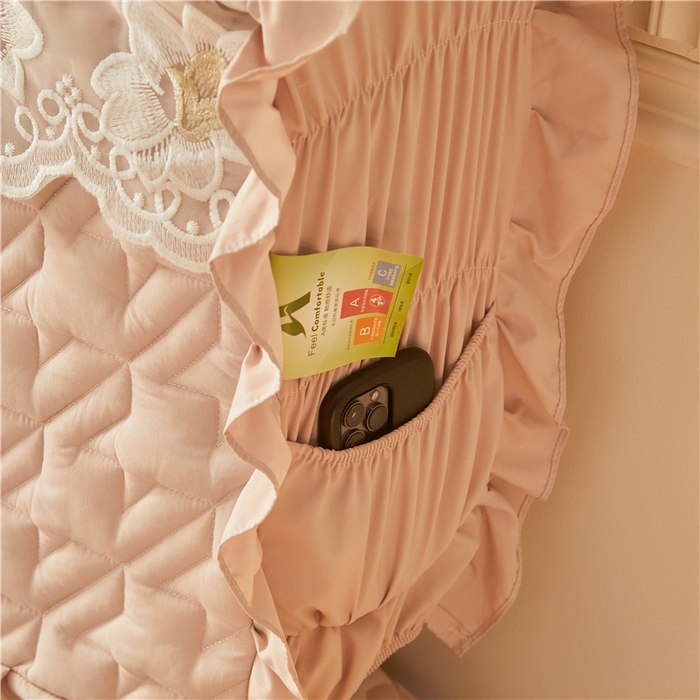 91家纺网 家纺一手货源 找家纺 十个点家纺 2025新款千鸟格磨毛绗缝夹棉纯色花边床头罩 经典浅驼