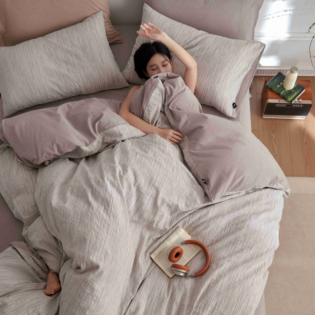 91家纺网 家纺一手货源 找家纺 安莱生活 2025新款60s色织大提花秘境条纹四件套系列 银灰混条