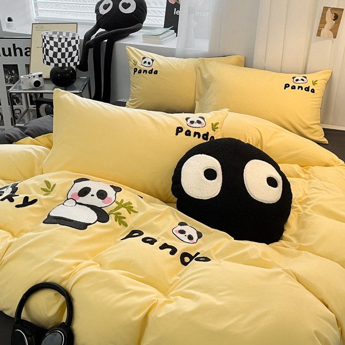 91家纺网 家纺一手货源 找家纺 沐慕 2025新款简约亲肤毛巾绣四件套 幸运熊猫-黄色