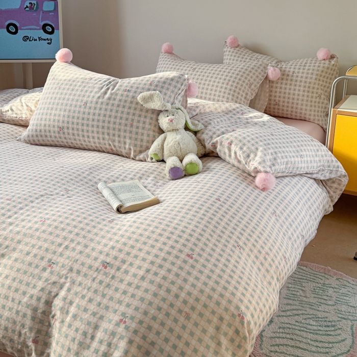 91家纺网 家纺一手货源 找家纺 金爱家 2025新款亲肤舒适纯棉双层纱四件套 双层纱-彩格子小樱桃