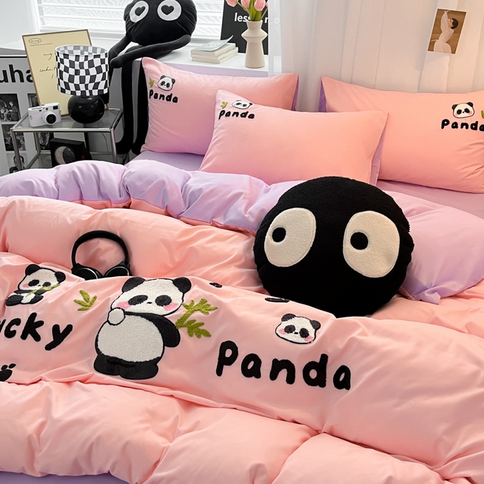 91家纺网 家纺一手货源 找家纺 沐慕 2025新款简约亲肤毛巾绣四件套 幸运熊猫-粉紫