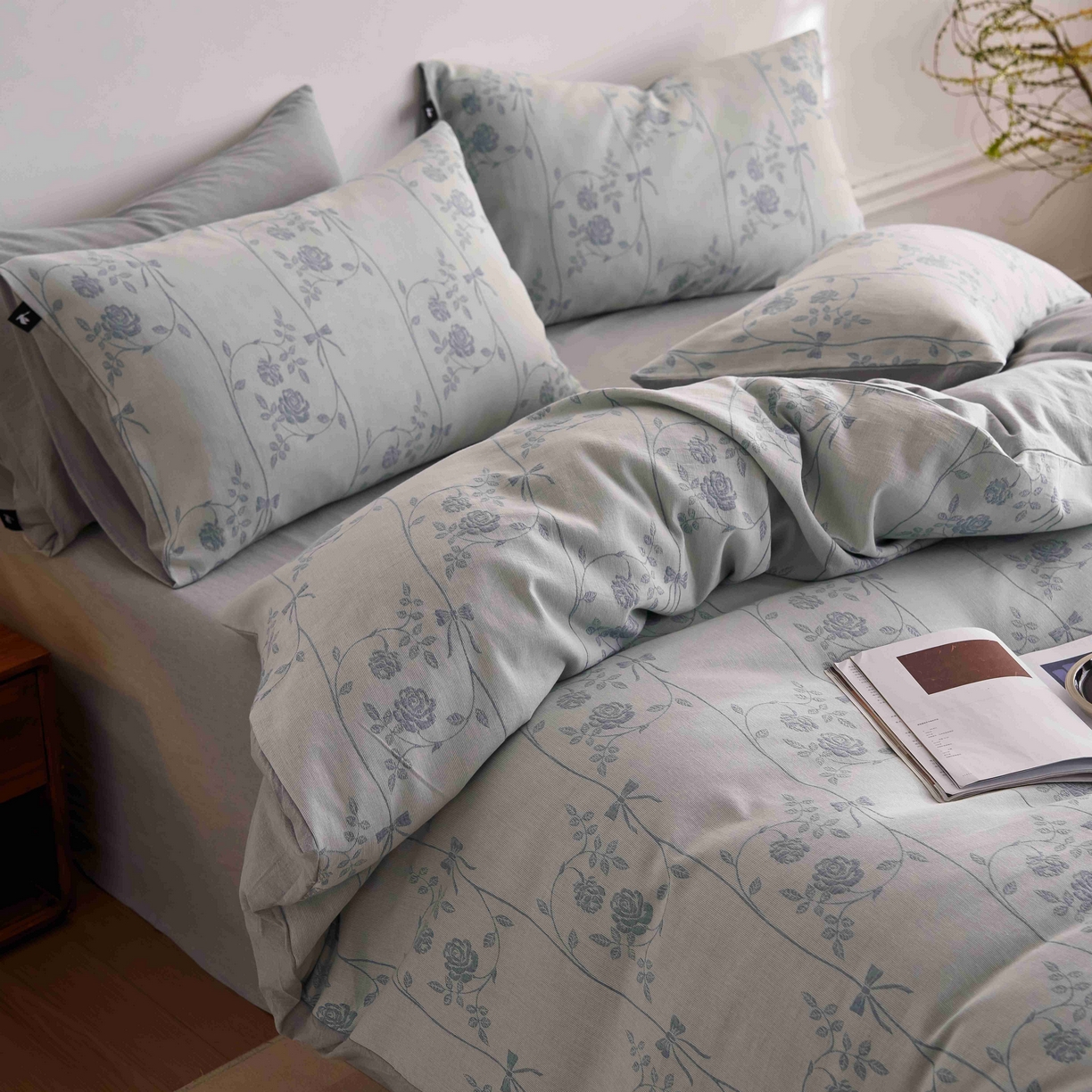 91家纺网 家纺一手货源 找家纺 安莱生活 2025新款60s双层纱色织大提花枝上玫瑰四件套系列 枝上玫瑰-浅蓝