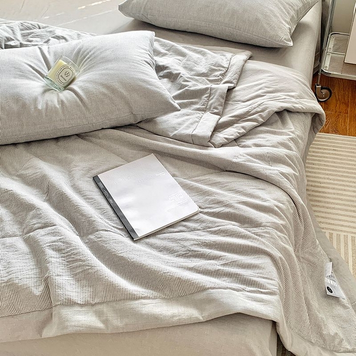 91家纺网 家纺一手货源 找家纺 水洗的故事 2025新款全棉色织水洗棉夏被&四件套 密条灰