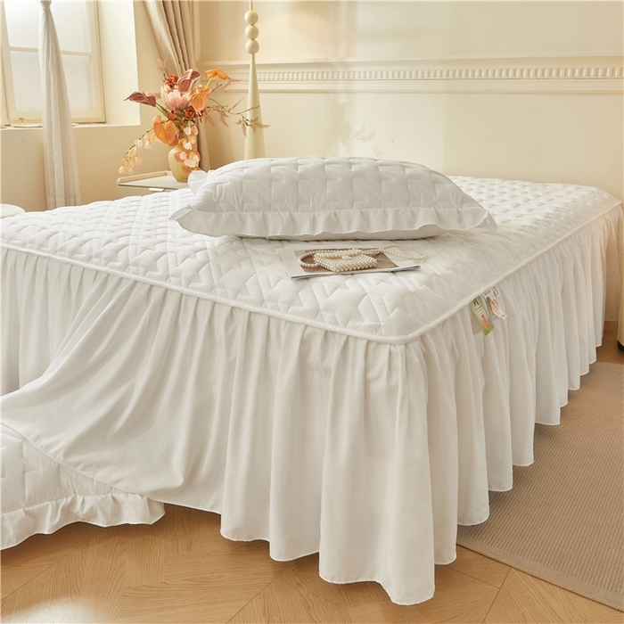 91家纺网 家纺一手货源 找家纺 十个点家纺 2025新款千鸟格磨毛绗缝夹棉纯色花边床裙三件套 经典白色